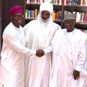 Wale Tinubu, GCE, Oando PLC (left) And Alhaji Dariu Mangal (right) Share A Congratulatory Handshake After Reaching A Peace Accord Mediated By The Emir Of Kano, Emir Sanusi Lamido II (CON)